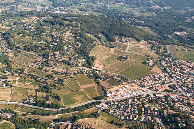 Balade photo aérienne Signes Saint-Cyr en ULM pendulaire, survol d'un village et des vignes dans le Var