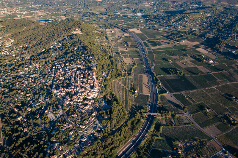 Balade photo aérienne Signes Saint-Cyr en ULM pendulaire, survol d'un village et des vignes dans le Var