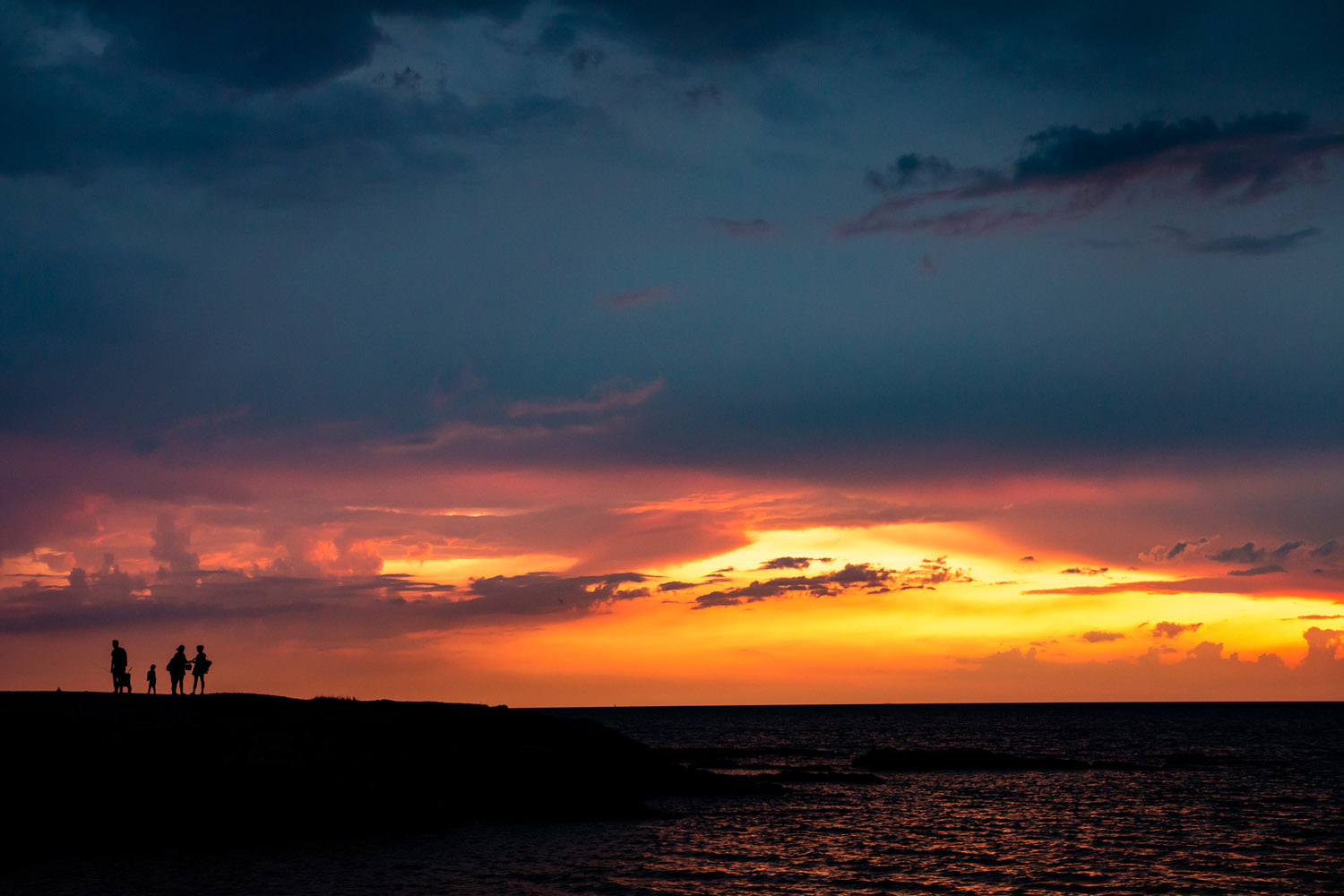 esprit mwanga vagabonde silhouette sur fond de coucher de soleil en bord de mer à Six-Fours-les-Plages dans le Var