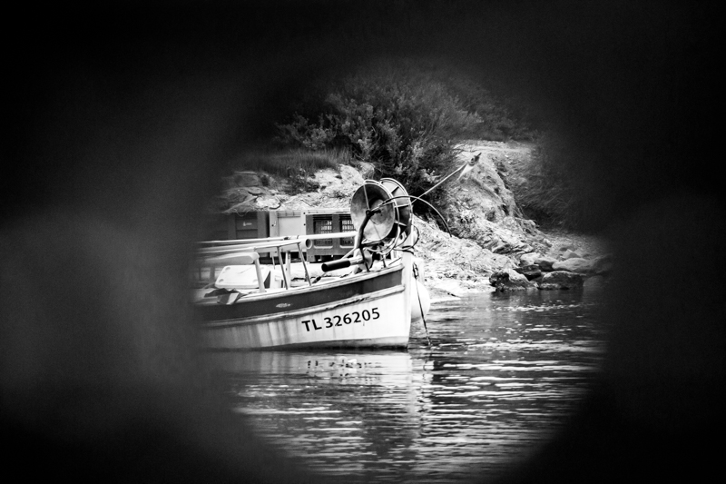 stage photo - spécial ados pointu à travers un trou en noir et blanc sur la presqu'île du Gaou à Six-Fours-les-Plages
